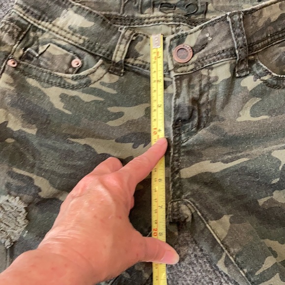 Rue 21 Distressed camo jeans size 1/2 - Picture 4 of 6